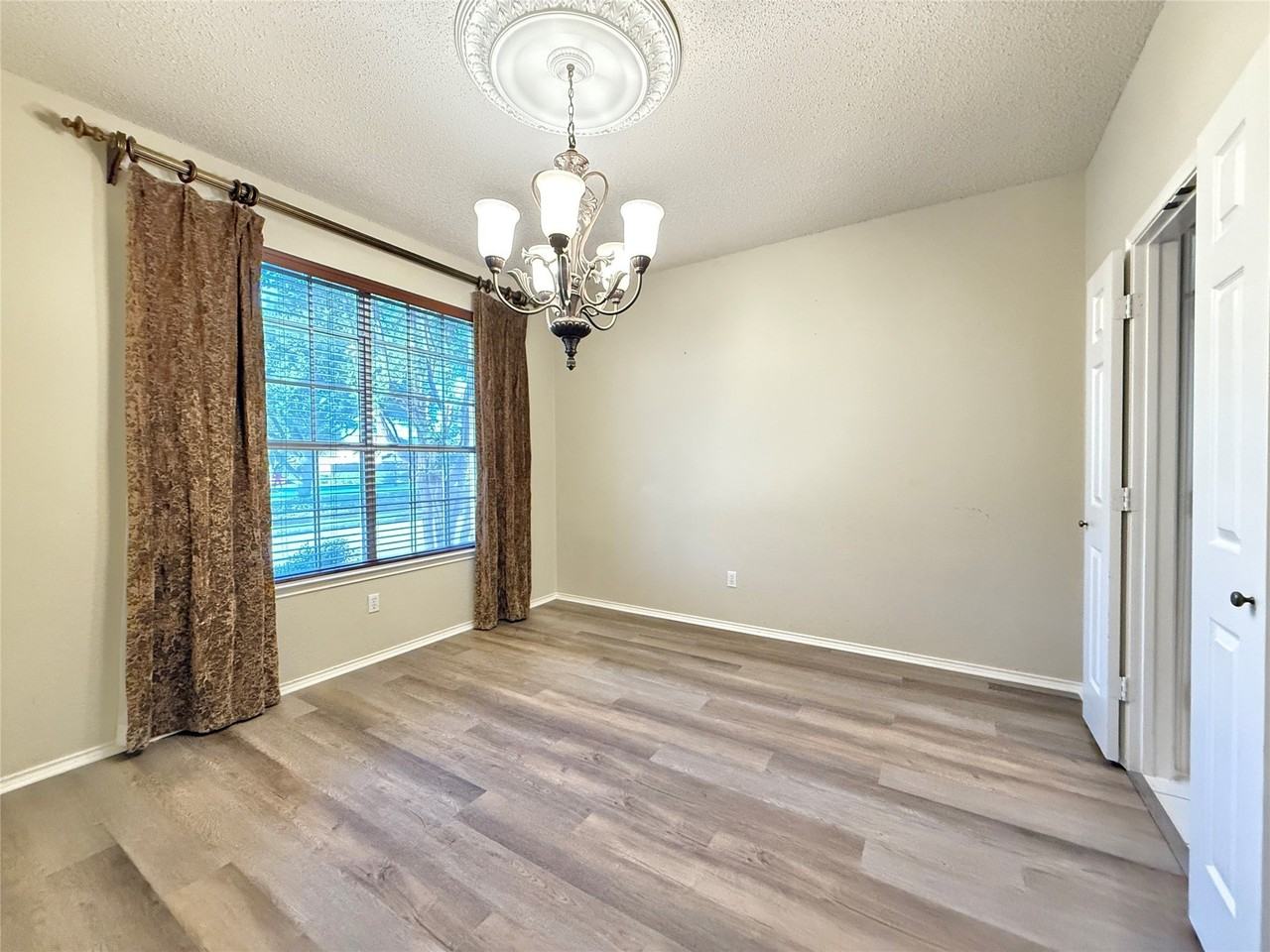 3549 Mason Dr - Photo 4 of 24