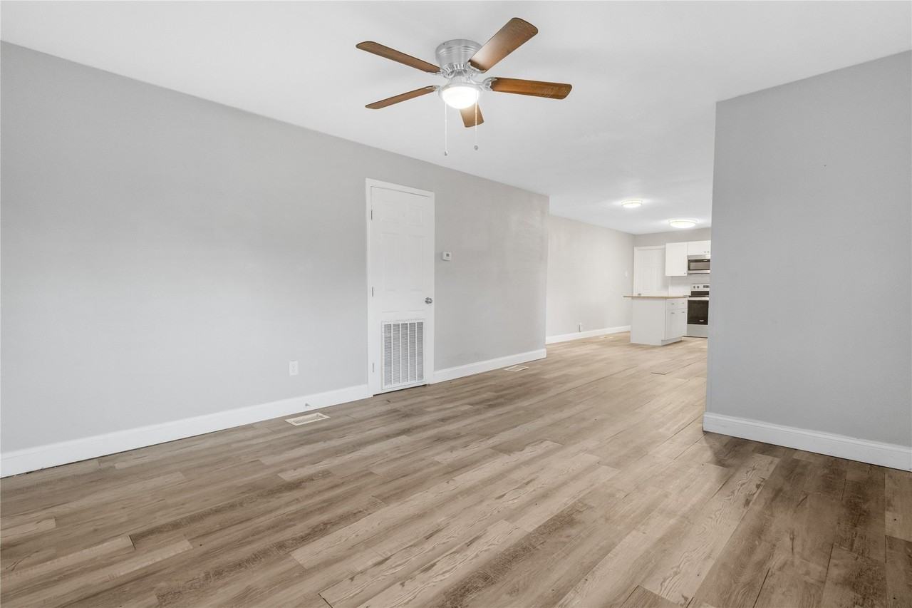 422 Stone St - Photo 3 of 24