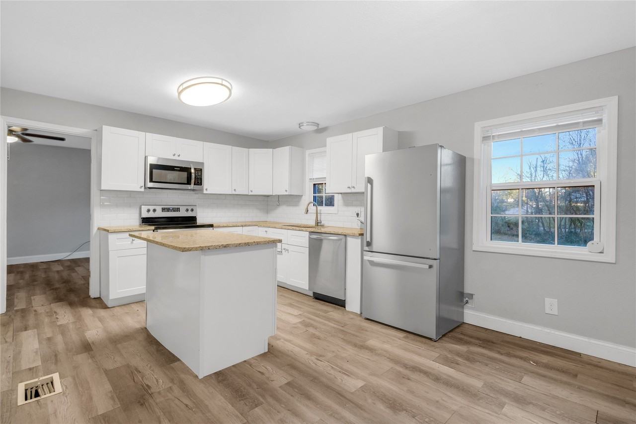 422 Stone St - Photo 5 of 24