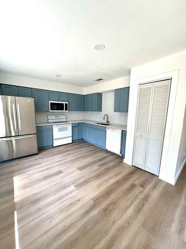 813 Panay Way Dr - Photo 5 of 24