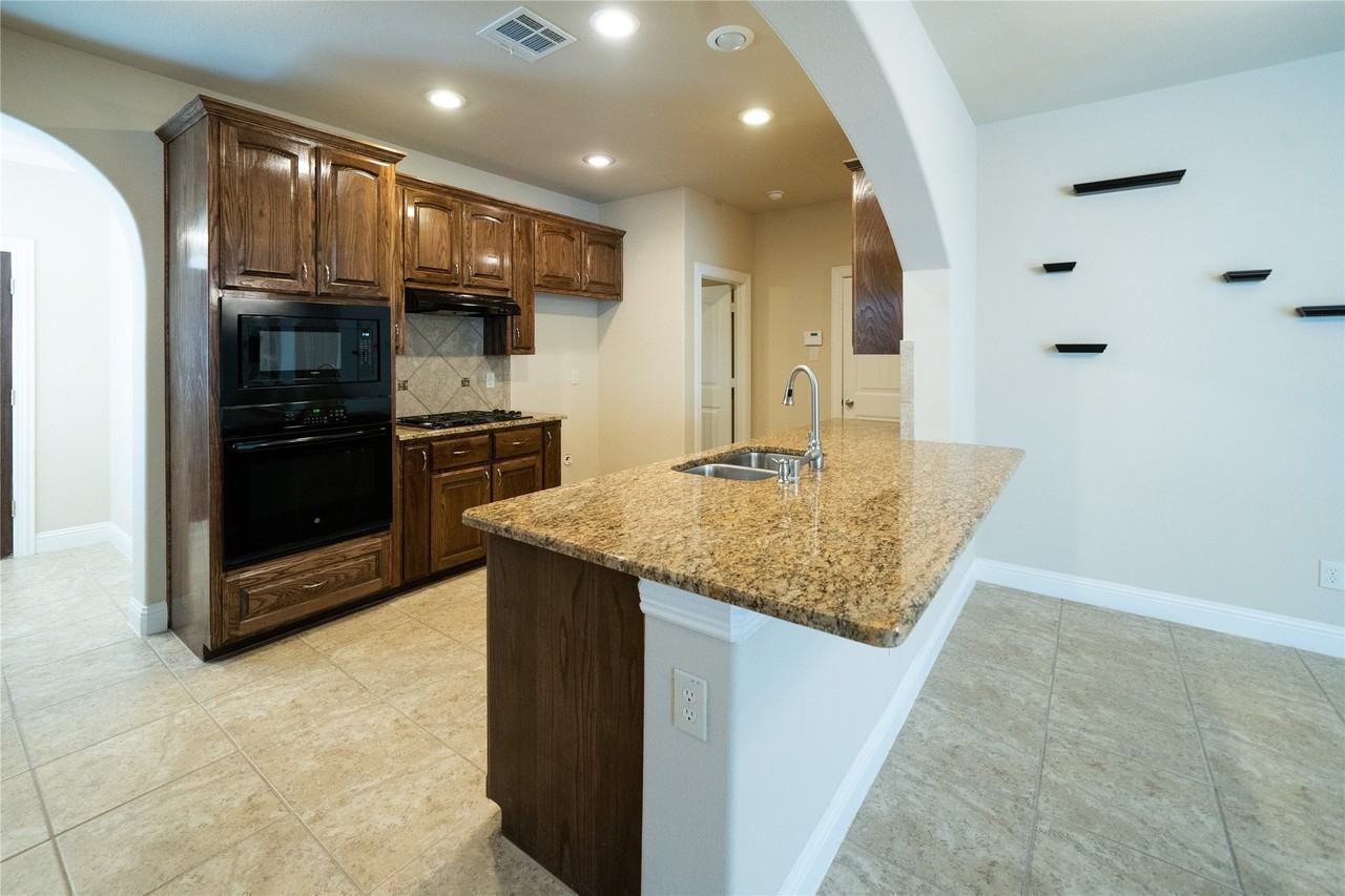 127 Charleston Ln - Photo 5 of 17