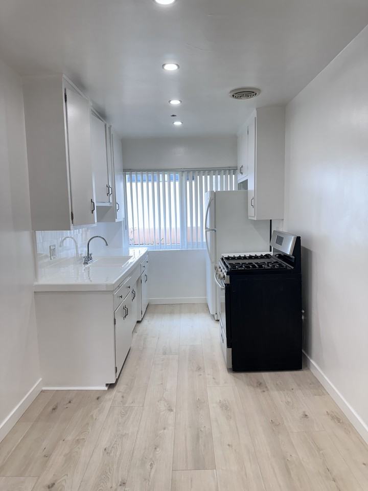 918 E. Acacia Ave. - Photo 4 of 15