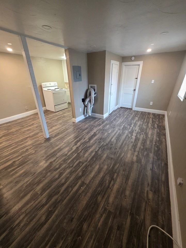 909 College Ave #B - Photo 4 of 11