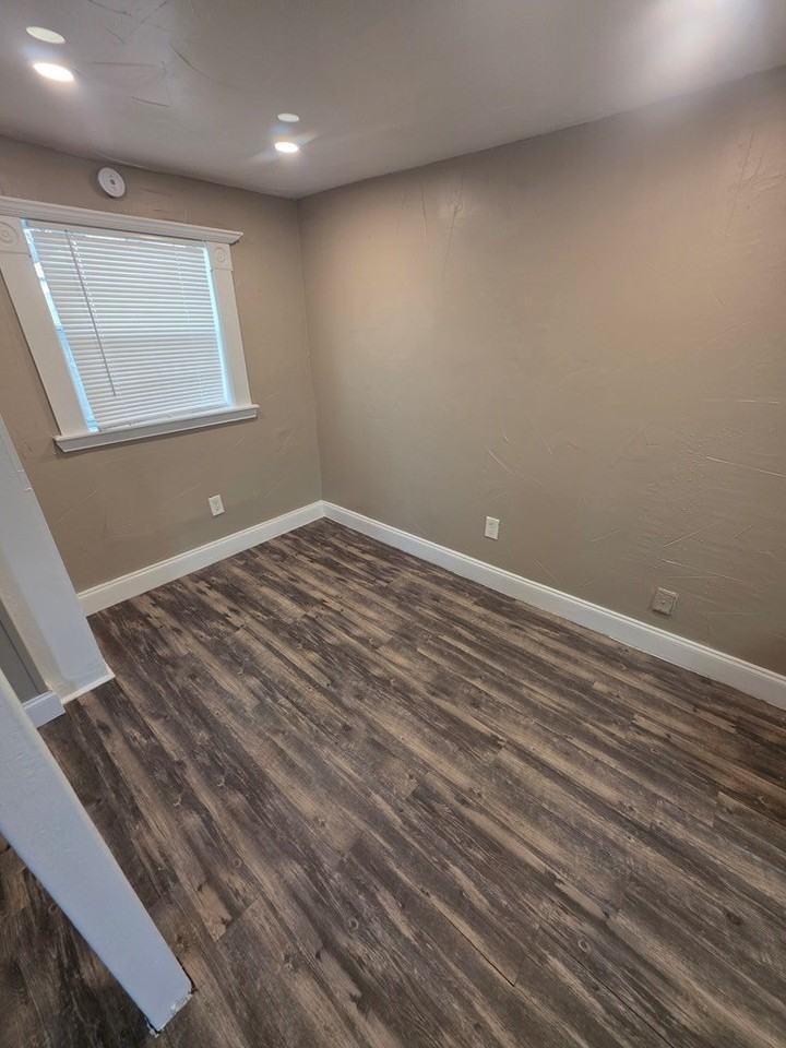 909 College Ave #B - Photo 7 of 11