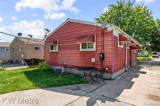 1686 S Bassett St - Photo 5 of 9