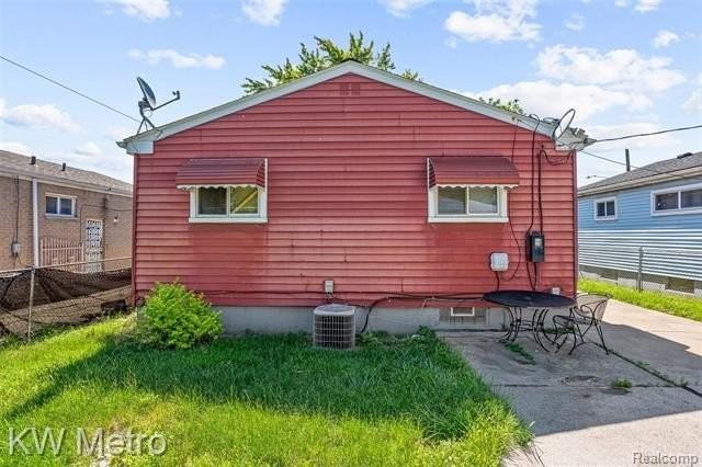 1686 S Bassett St - Photo 6 of 9