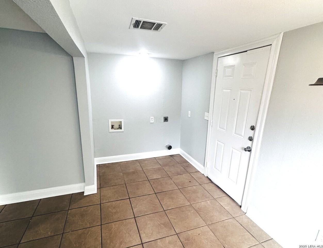 563 N San Horacio Ave - Photo 2 of 17