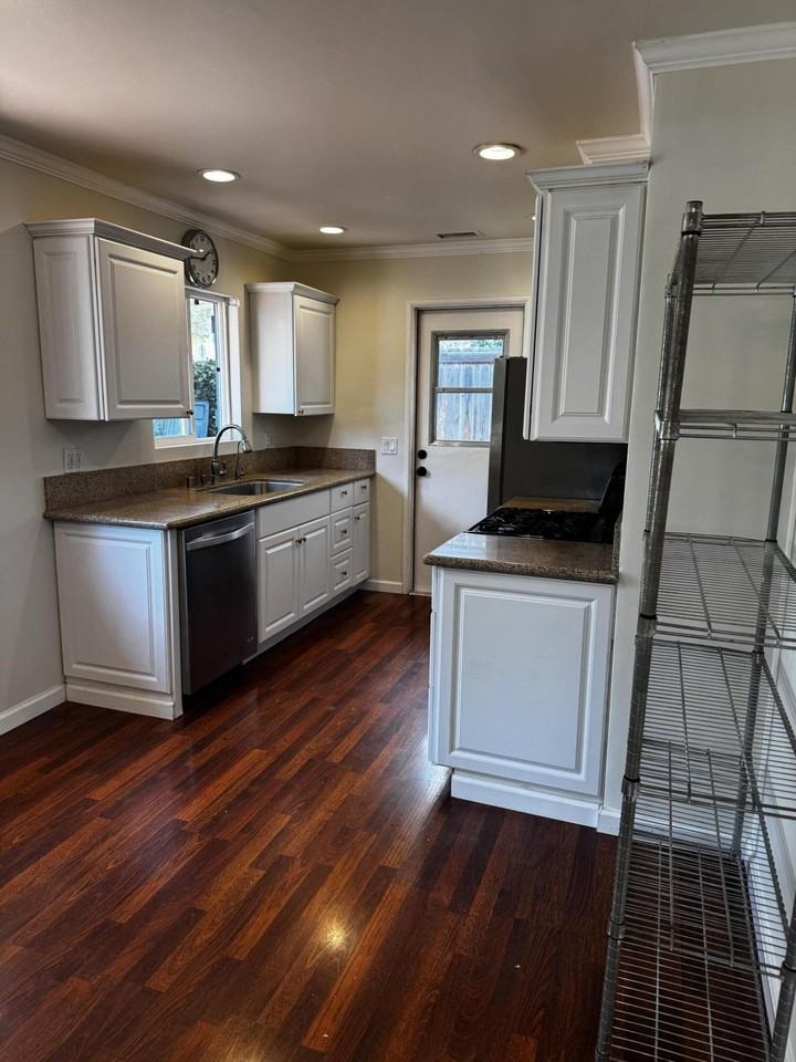 932 N Milpas St #A - Photo 6 of 22