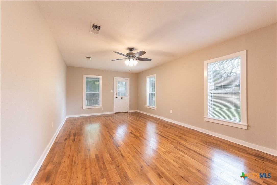 705 S Laurel Ave - Photo 5 of 31