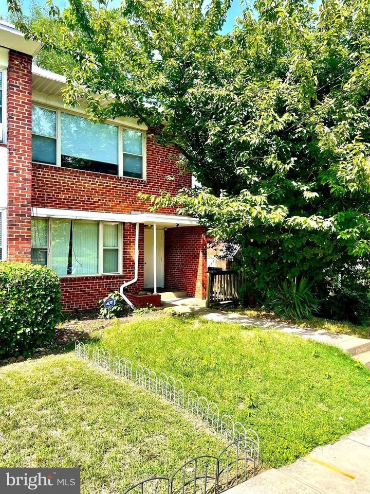 108 Varnum St Ne - Photo 2 of 11