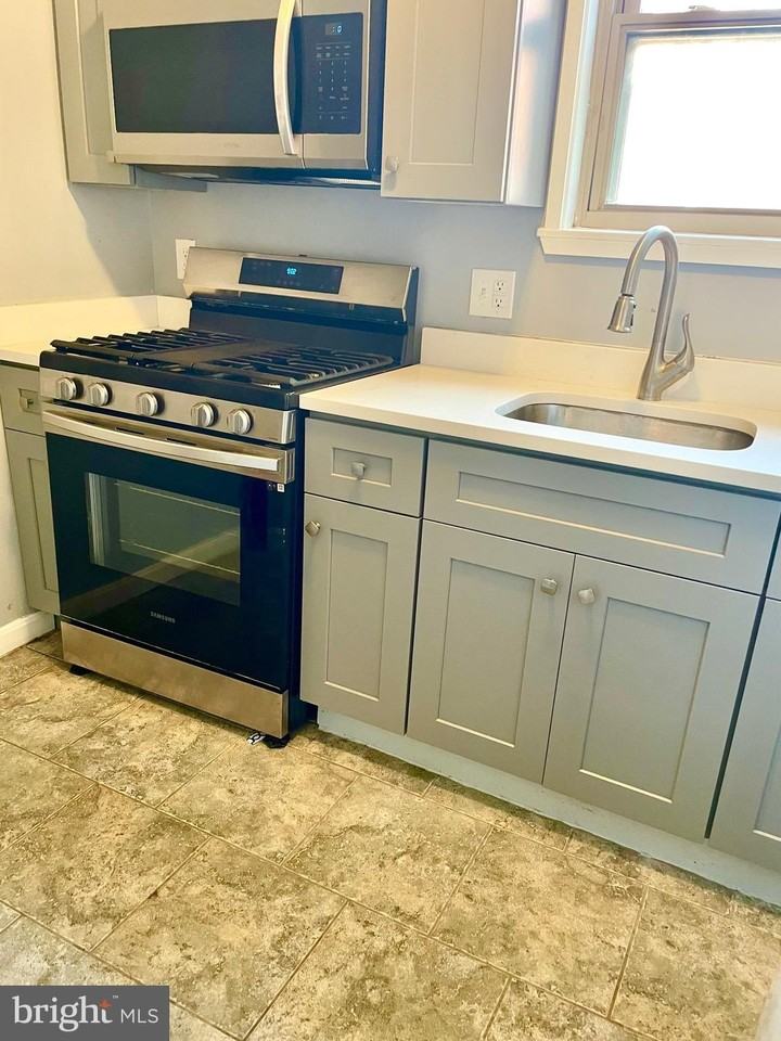 108 Varnum St Ne - Photo 5 of 11