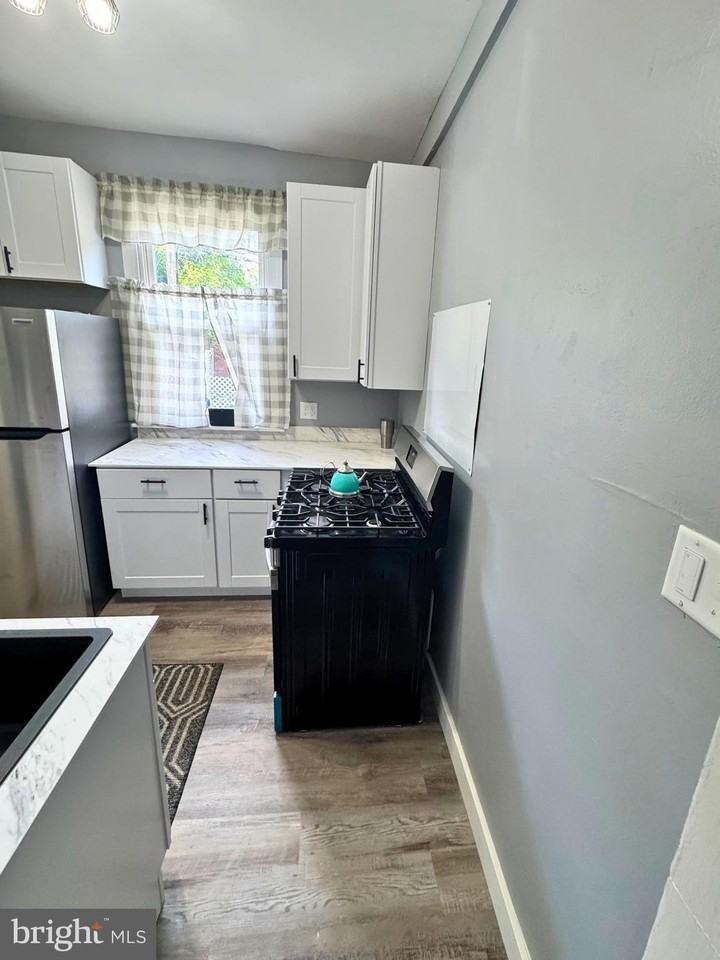 548 Radnor Ave - Photo 3 of 50