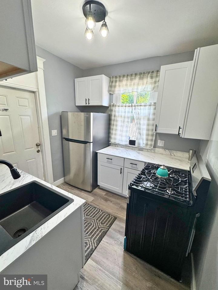 548 Radnor Ave - Photo 4 of 50