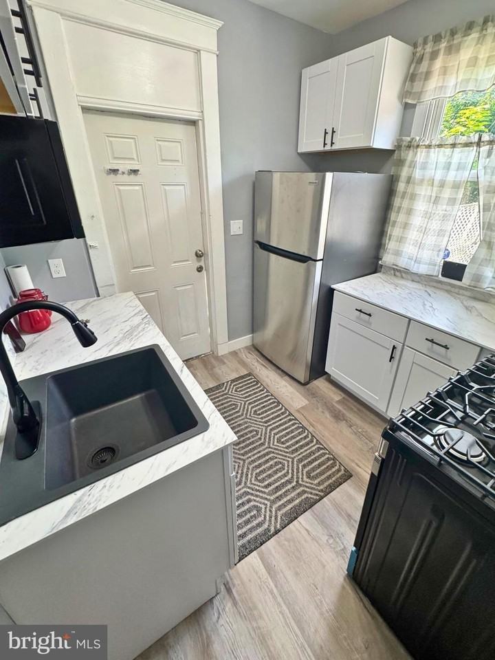 548 Radnor Ave - Photo 5 of 50