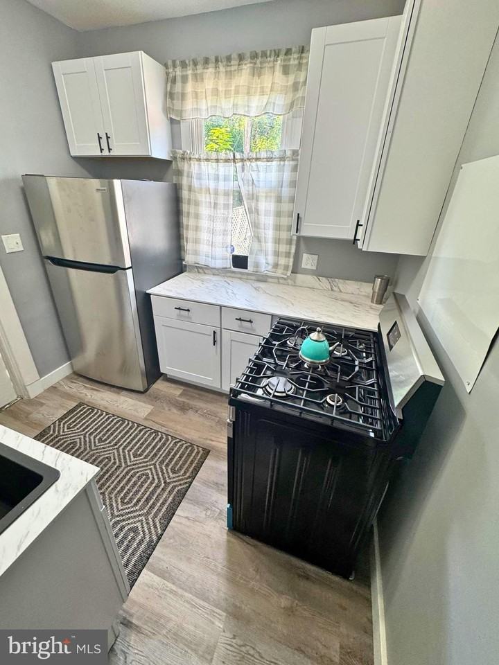 548 Radnor Ave - Photo 6 of 50