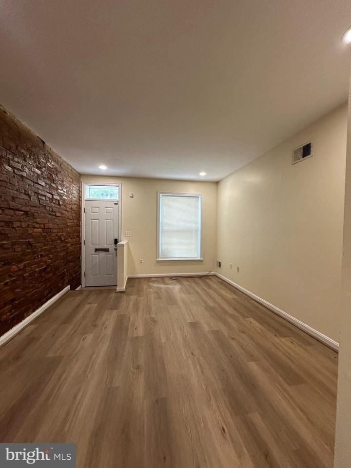 115 N Curley St - Photo 4 of 10