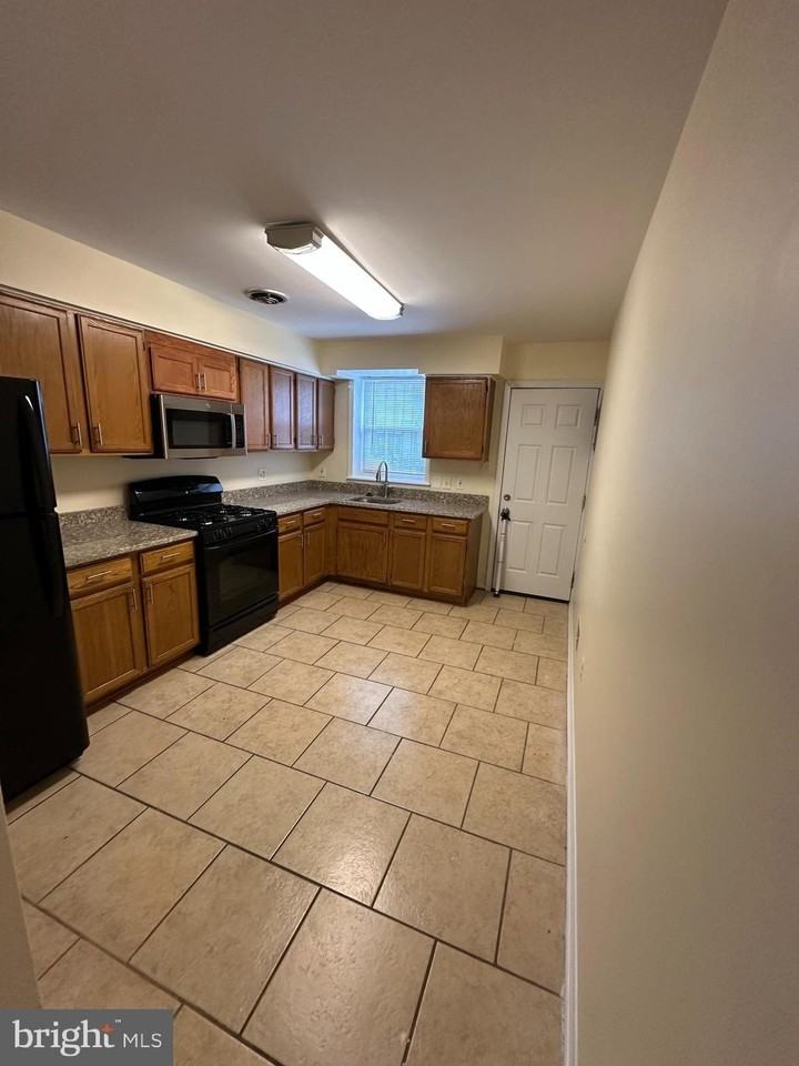 115 N Curley St - Photo 5 of 10