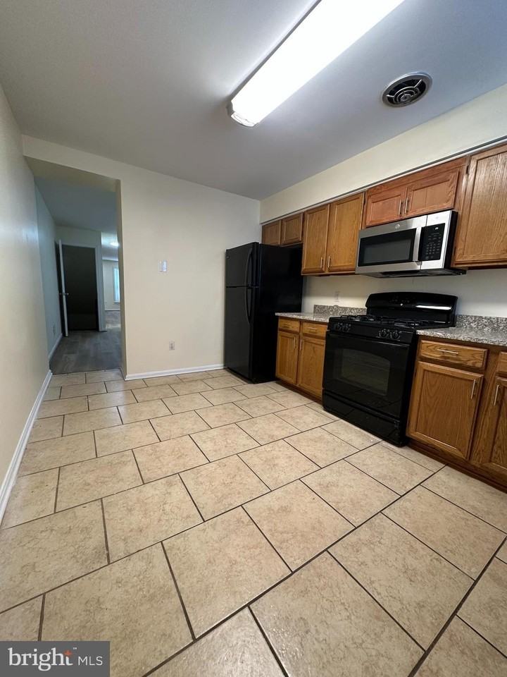 115 N Curley St - Photo 6 of 10
