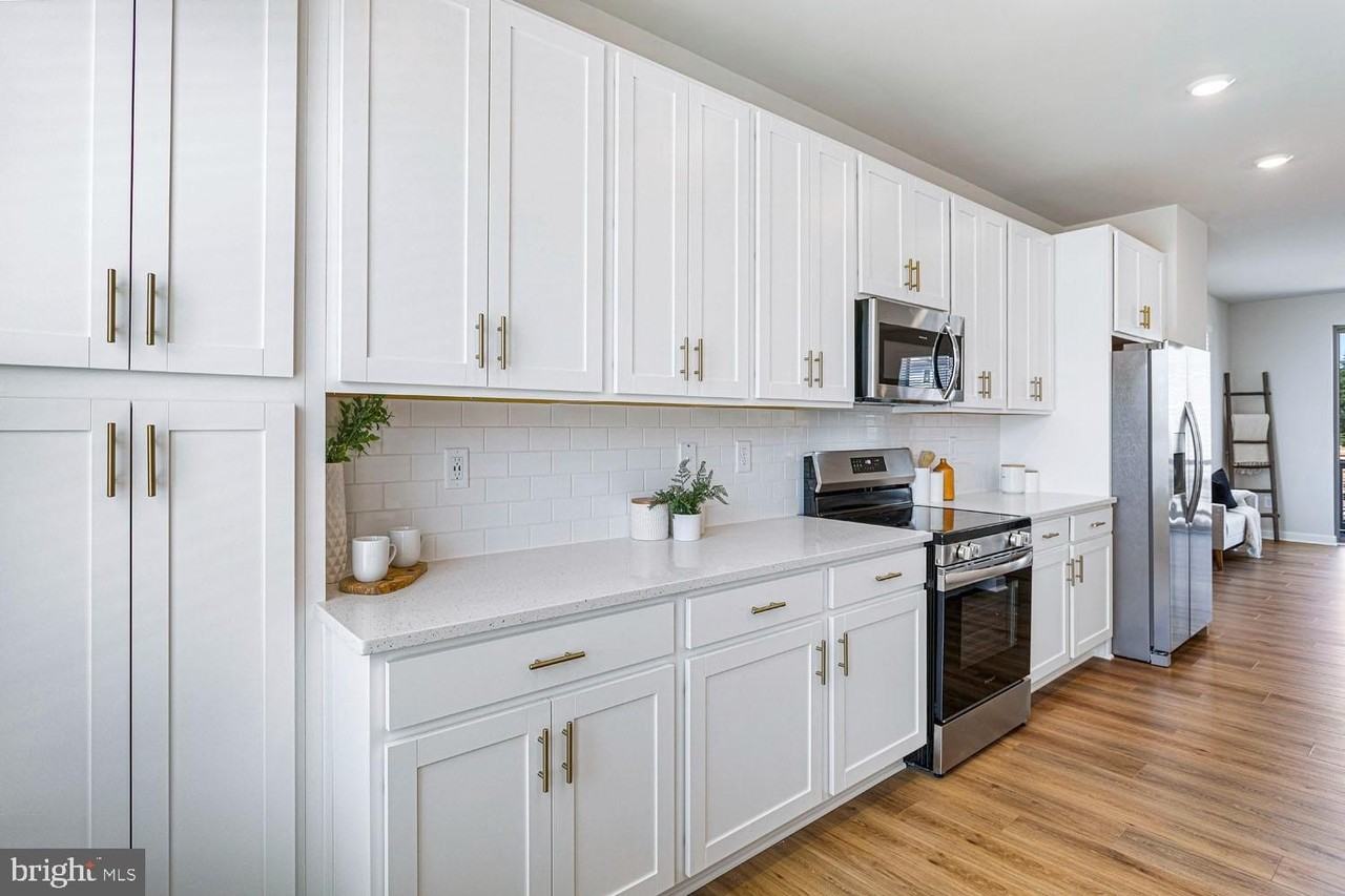 2487 Avesta Pl - Photo 4 of 28