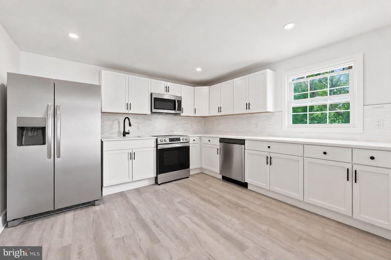 471 Elmwood Rd N - Photo 2 of 26