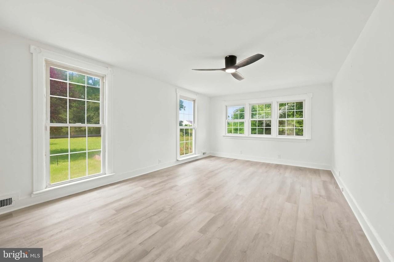 471 Elmwood Rd N - Photo 6 of 26