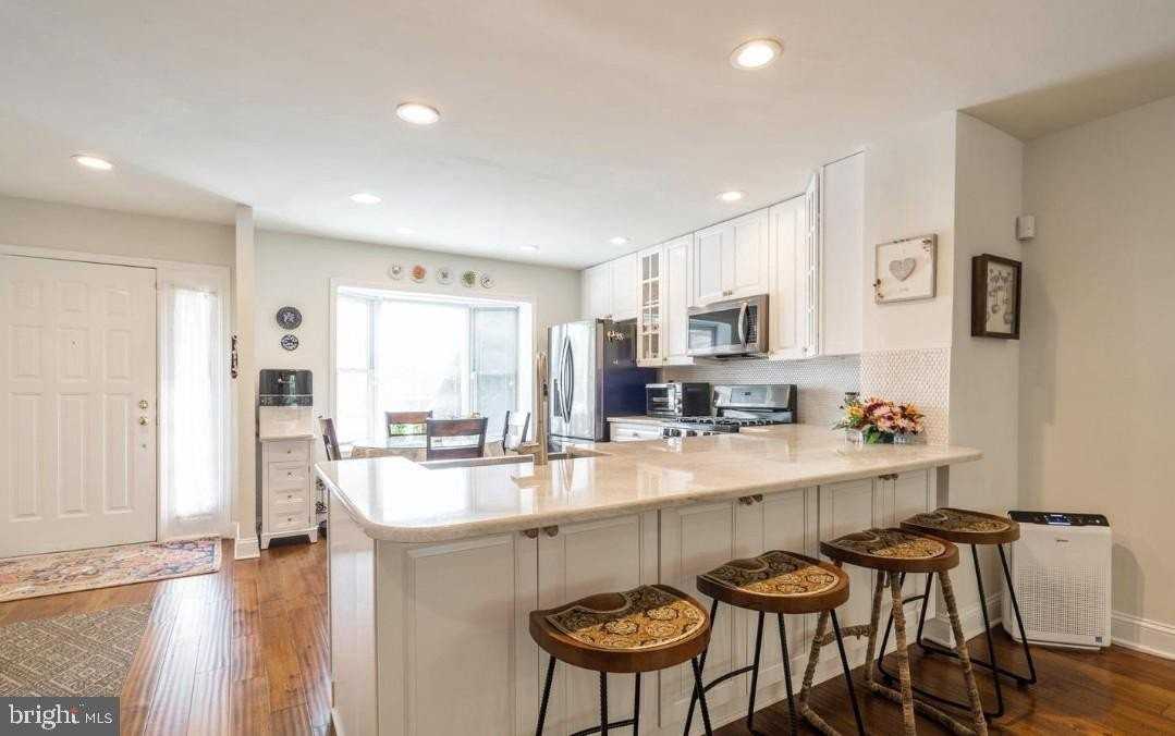 2074 Yorktown S - Photo 3 of 50