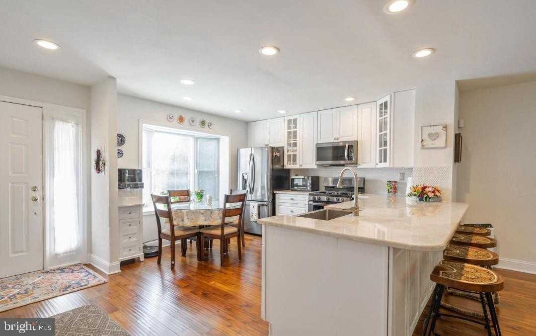2074 Yorktown S - Photo 4 of 50