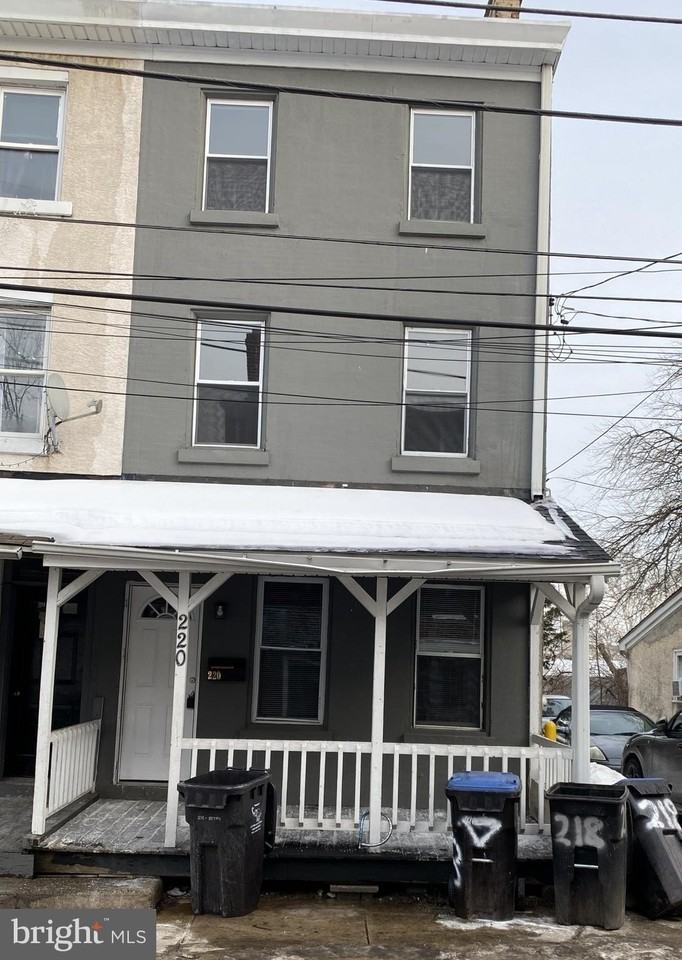 220 Pearl St - Photo 2 of 20