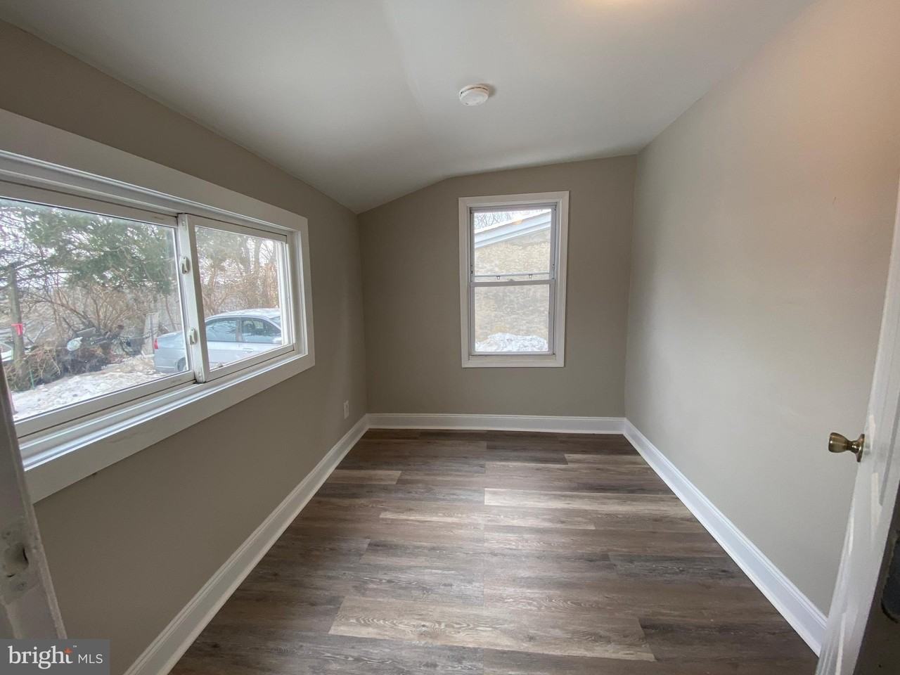 220 Pearl St - Photo 7 of 20