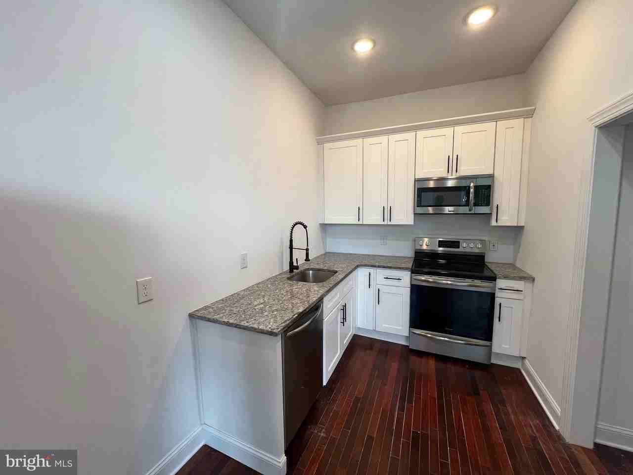 3228 W Diamond St #2 - Photo 3 of 8