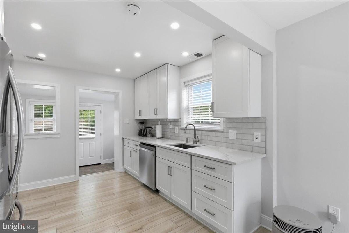 3823 Duke St - Photo 3 of 31