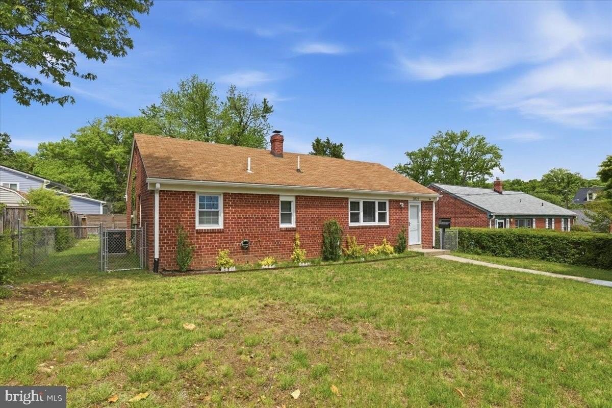 3823 Duke St - Photo 7 of 31