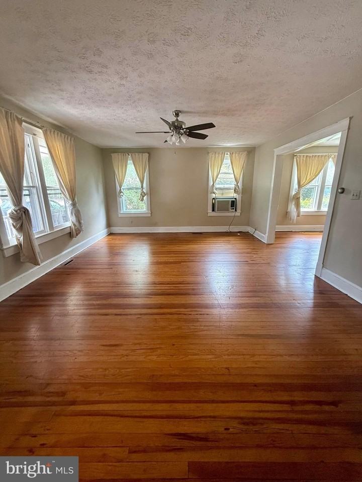 317 S Kent St - Photo 2 of 18
