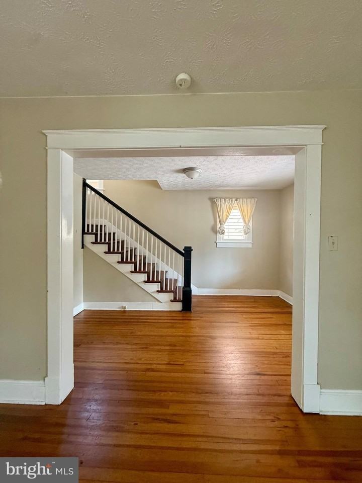 317 S Kent St - Photo 3 of 18