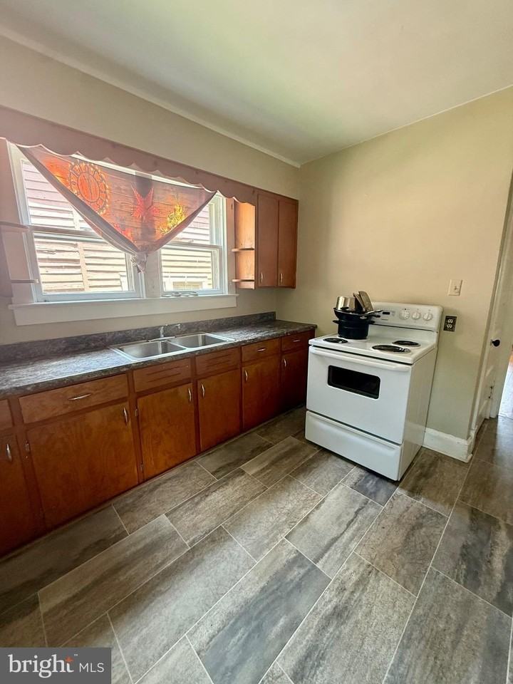317 S Kent St - Photo 5 of 18