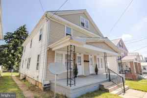 featured image of 806 W John St