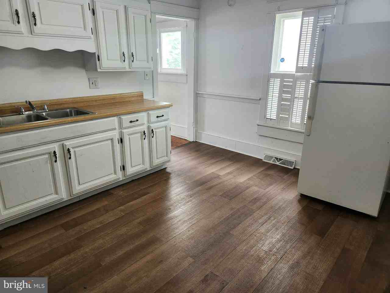 806 W John St - Photo 2 of 11