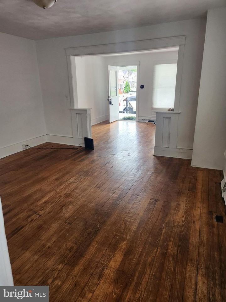 806 W John St - Photo 4 of 11