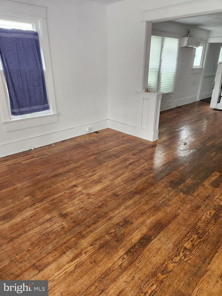 806 W John St - Photo 5 of 11