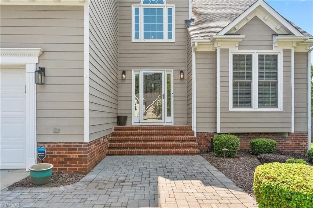 305 Lucas Park Dr - Photo 4 of 47