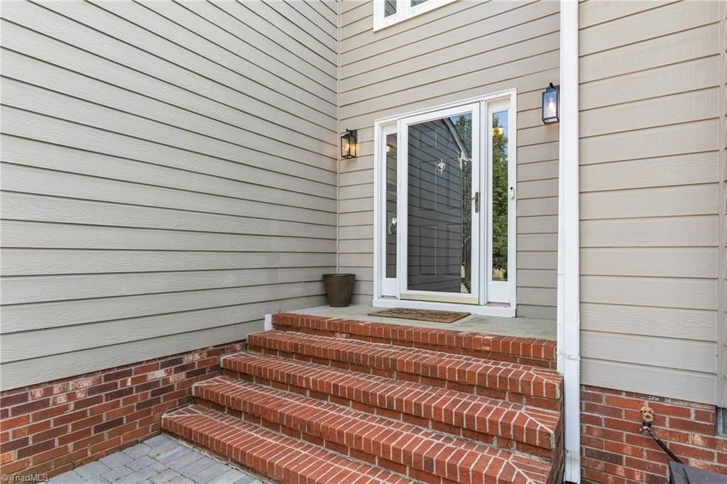305 Lucas Park Dr - Photo 5 of 47