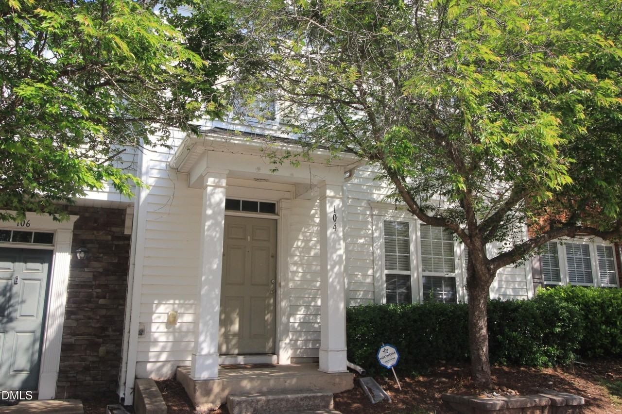 104 Hickory Meadow Cir - Photo 2 of 16