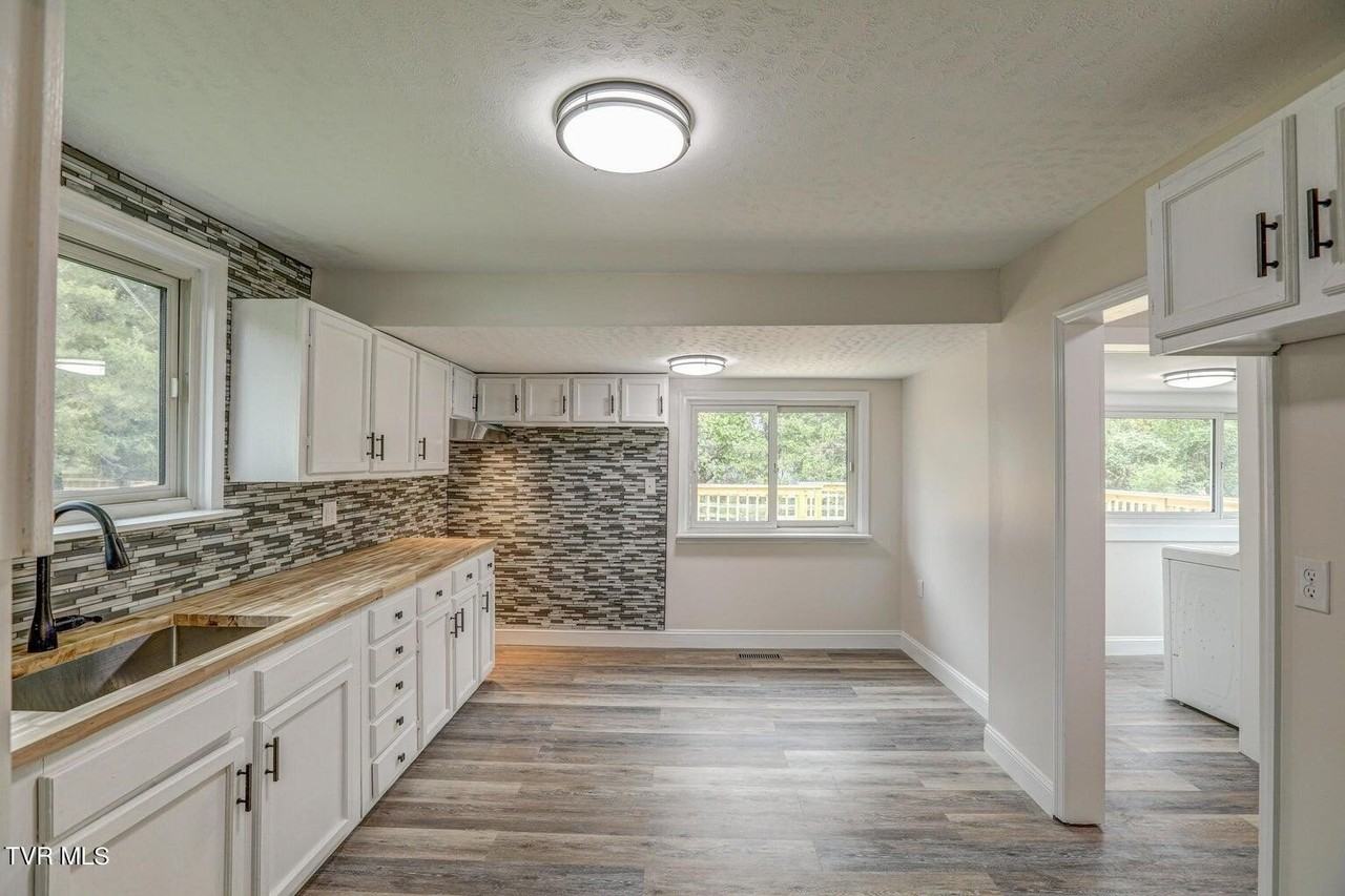 124 Harber Ln - Photo 4 of 26