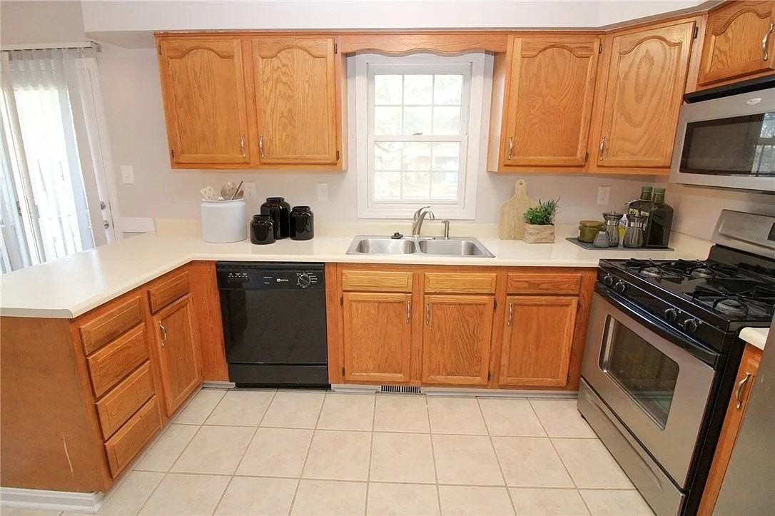 165 Meadowview Dr - Photo 3 of 12