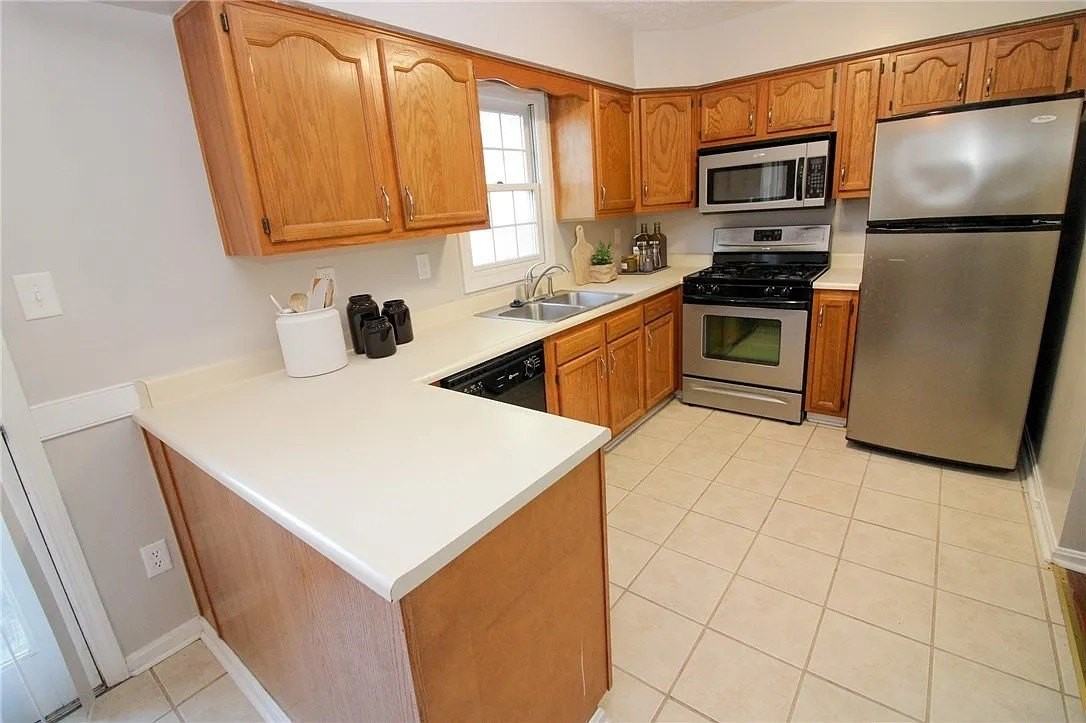 165 Meadowview Dr - Photo 4 of 12