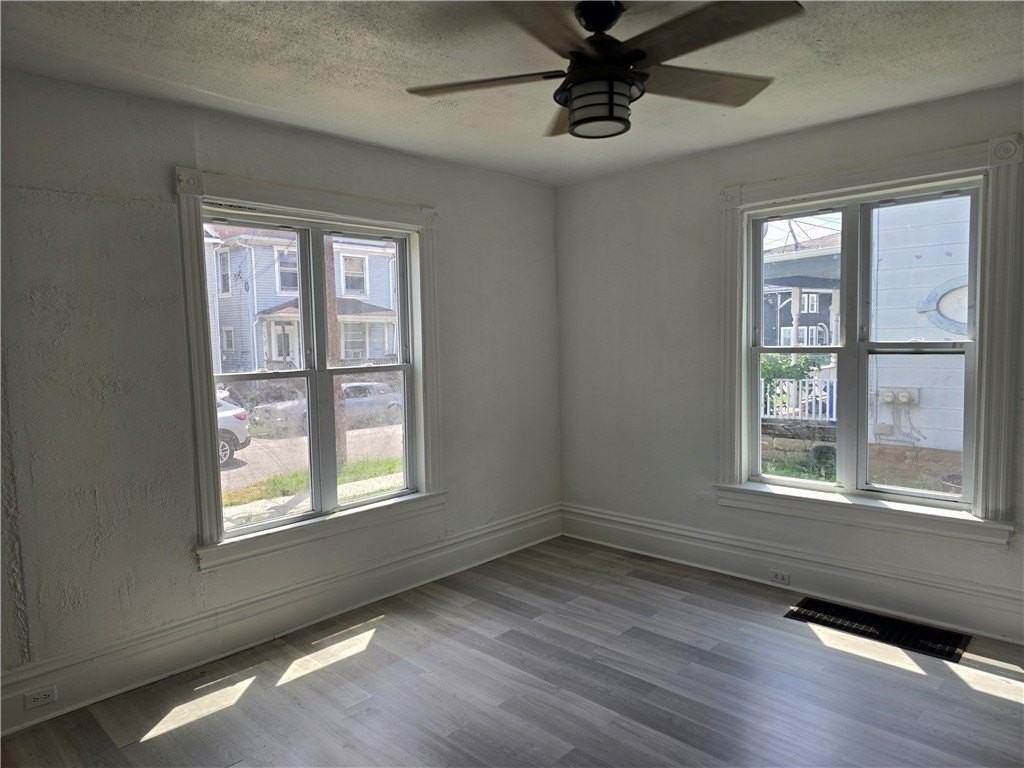 408 New Castle St - Photo 4 of 10