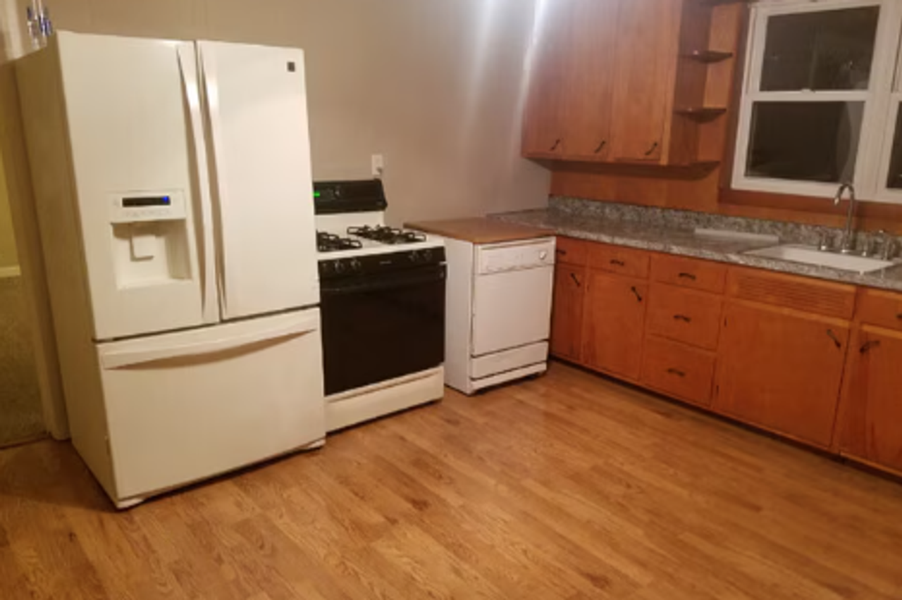 611 E Mulberry St - Photo 3 of 6