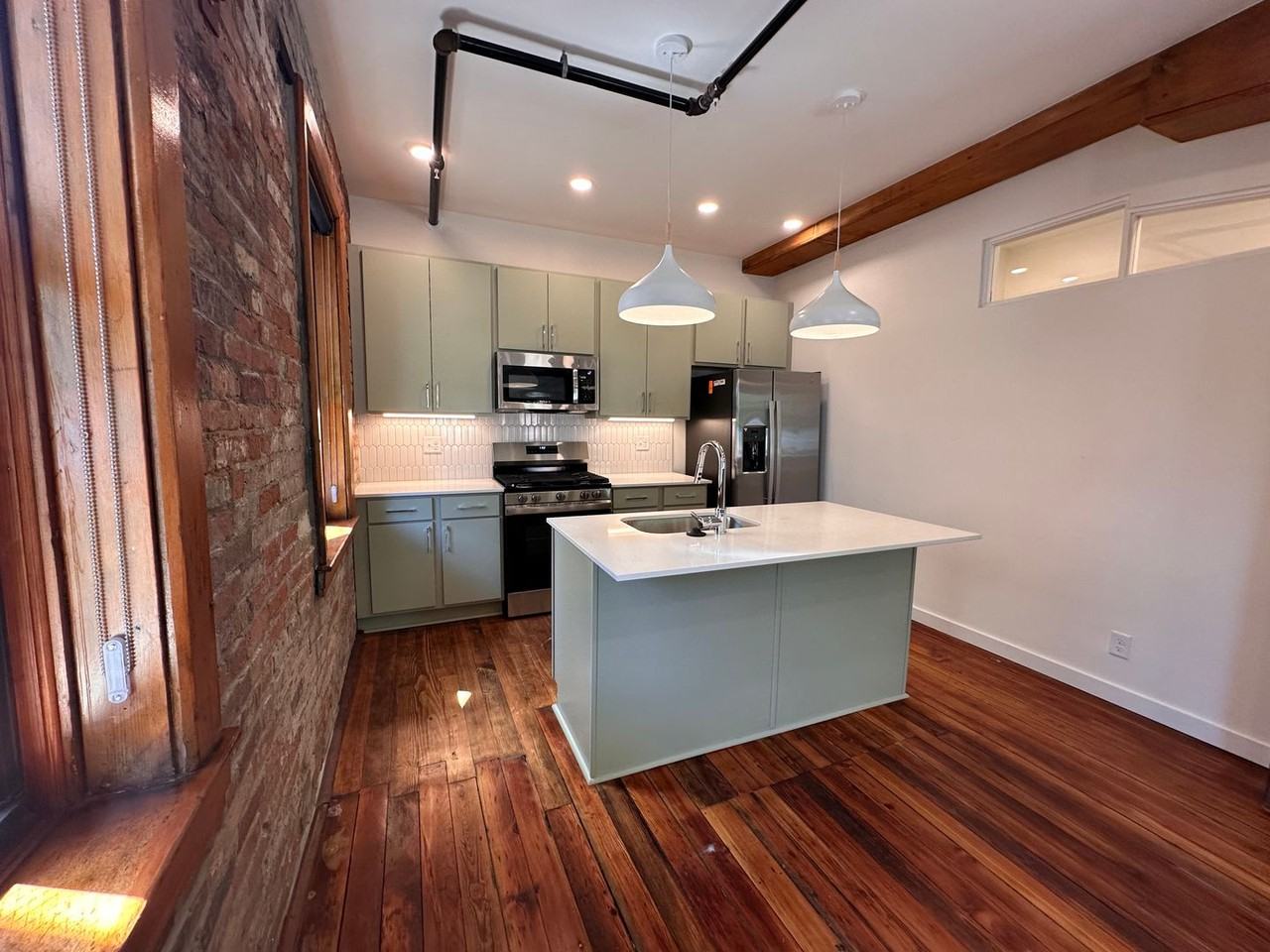 209 Woodward St - Photo 4 of 20