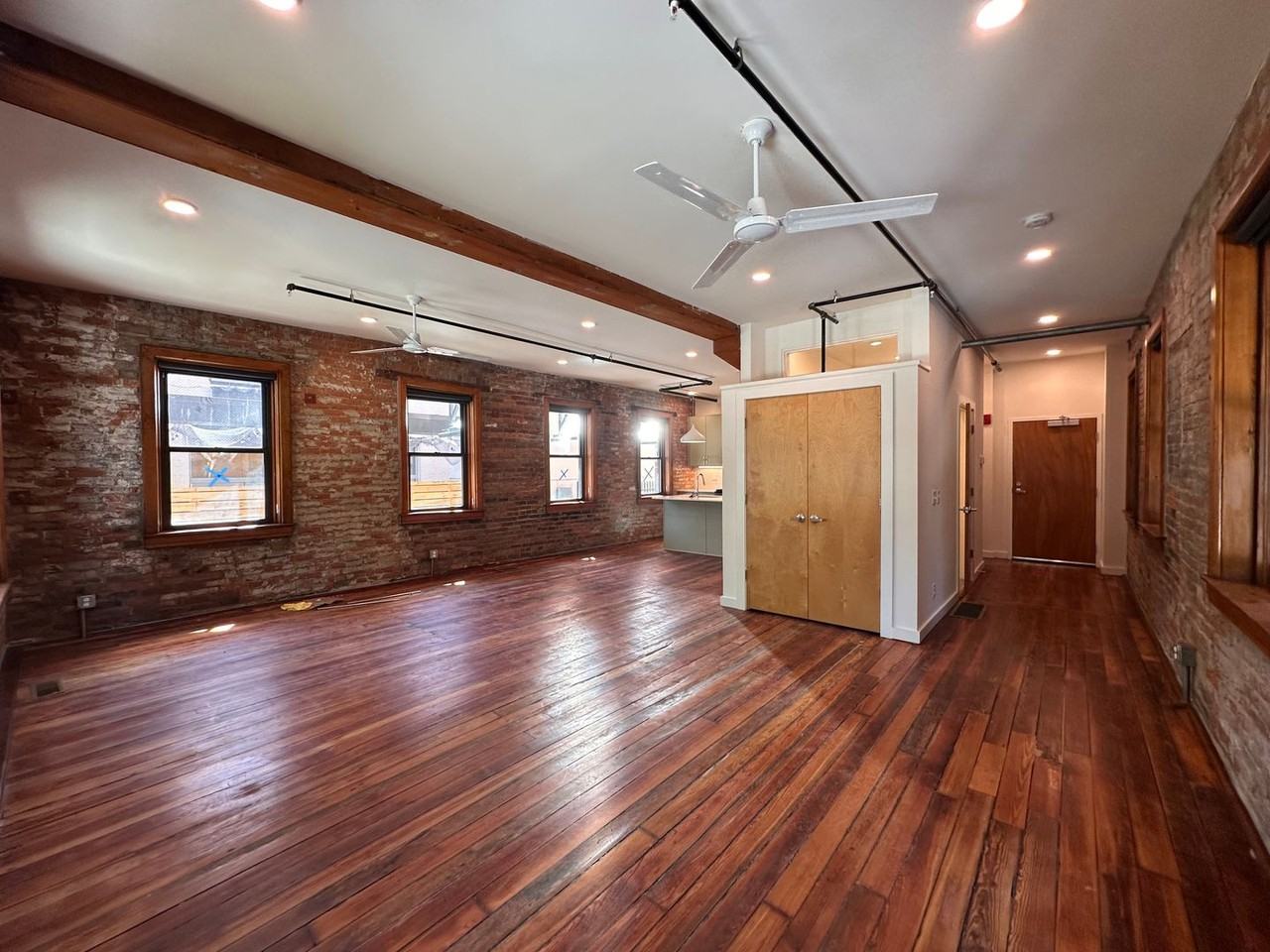 209 Woodward St - Photo 7 of 20
