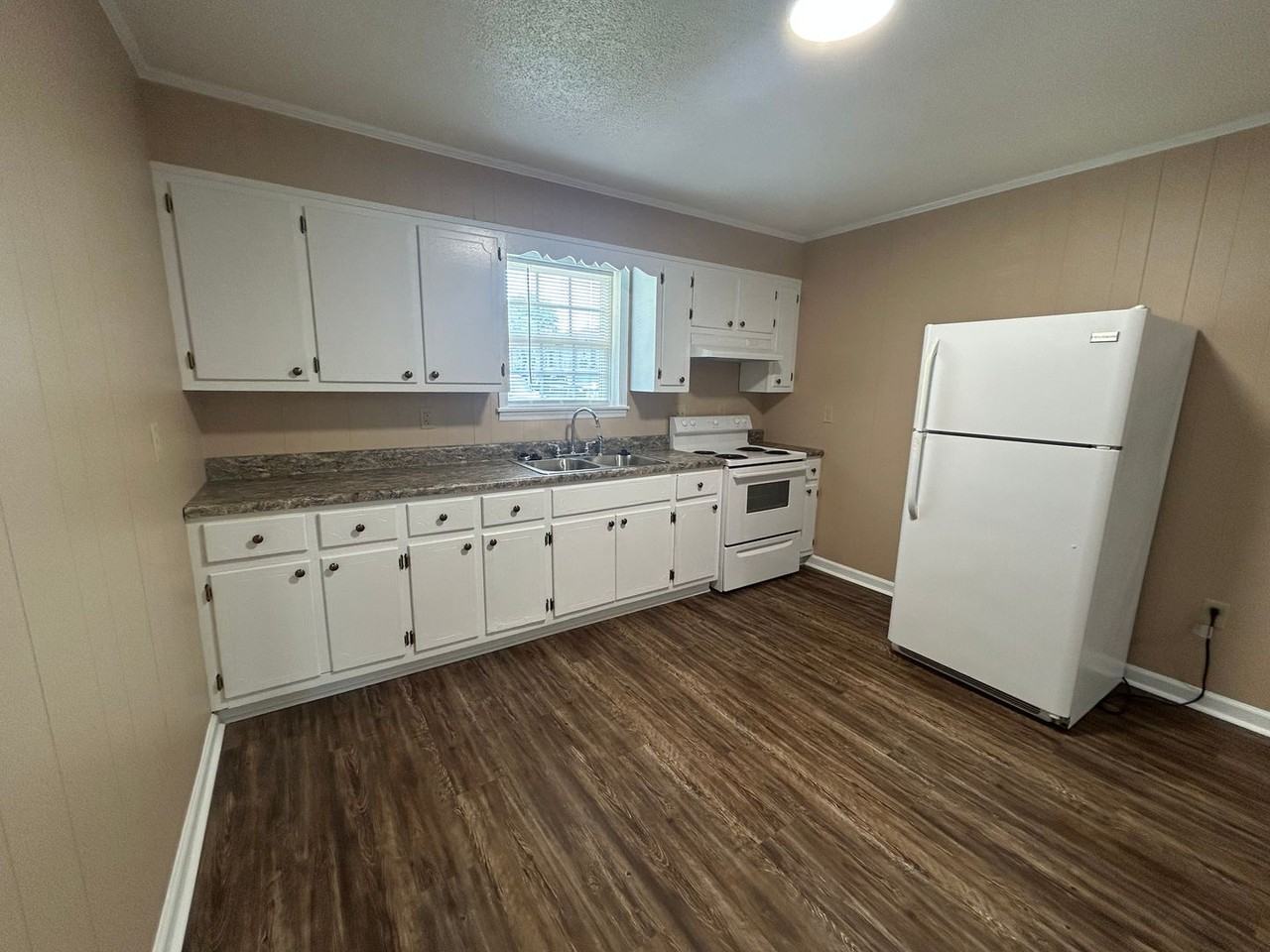 250 N Washington Ave #21 - Photo 3 of 7